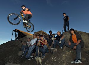 Jóvenes en Rivas ante la pista de cross que han construido.