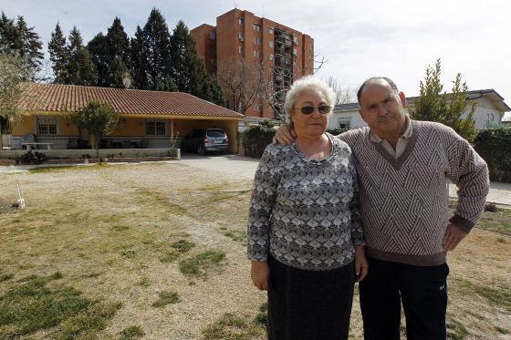 Mari y Rosario, ante la casa que construyeron hace 40 años.