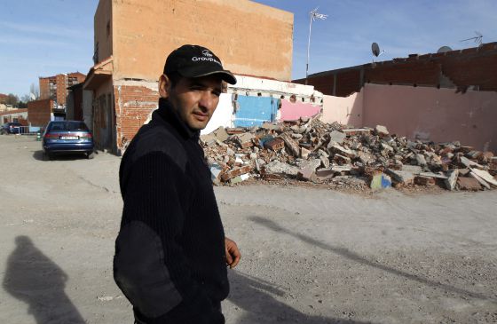 Abdul Ghailan, ante los restos de su vivienda derribada.