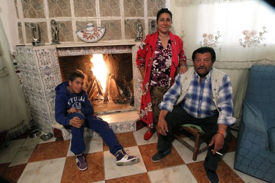 Pura posa con su familia en la casa que ocupan en el sector 6.