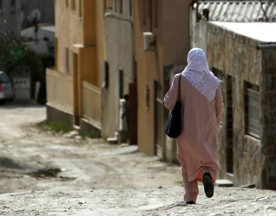 Una mujer camina por la zona de mayoría magrebí.