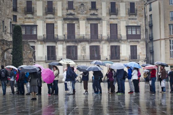 Turistas bajo la lluvia en Barcelona. / CARLES RIBAS