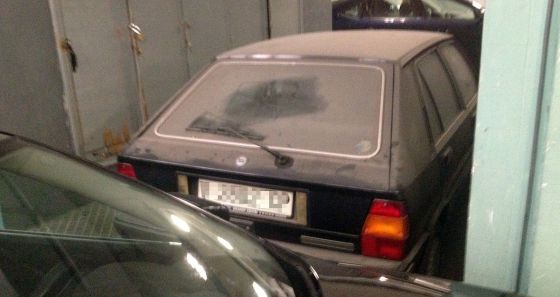 El coche de Barberá lleva 20 años aparcado dentro del Ayuntamiento El coche de Barberá lleva 20 años aparcado dentro del Ayuntamiento