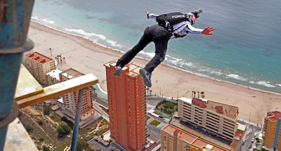 El equipos Wild Wolf Sky salta desde el rascacielos Intempo de Benidorm