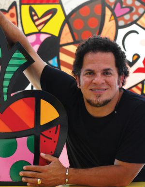 Britto con una de sus obras.