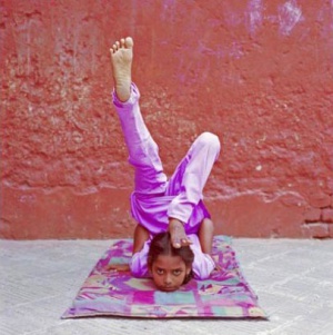 Niña de goma Rajastaní en una barriada de Nuevo Delhi.
