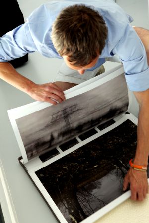 Un participante de los Descubrimientos PHE observa las fotos que va a presentar a los expertos. Un participante de los Descubrimientos PHE observa las fotos que va a presentar a los expertos.