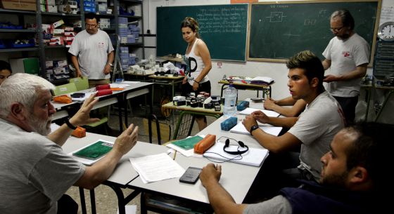 Vicente Serrano y Elizabeth Crespo, al fondo, en una clase del taller Itaca. Vicente Serrano y Elizabeth Crespo, al fondo, en una clase del taller Itaca.