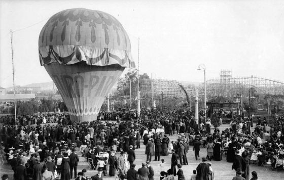 Imatge del Turó Park, el 1914, on es poden apreciarels globus aerostàtics i les muntanyas russes. Imatge del Turó Park, el 1914, on es poden apreciarels globus aerostàtics i les muntanyas russes.