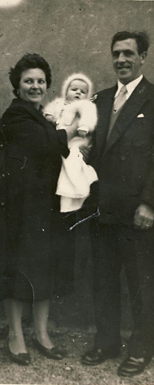 Begoña Urroz, con sus padres.