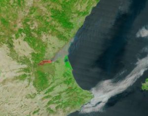Imagen del fuego a mediodía del viernes tomada por el satélite Terra, de la NASA, y difundida por Oratge RTVV. Se aprecia la columna de humo que parte de la zona en llamas.