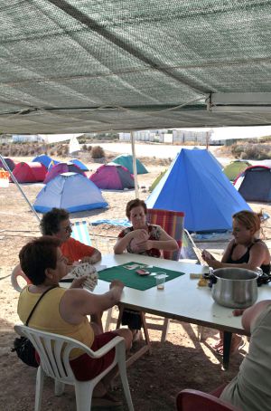 Varias mujeres juegan una partida de cartas en la acampada contra el vertedero. Varias mujeres juegan una partida de cartas en la acampada contra el vertedero.