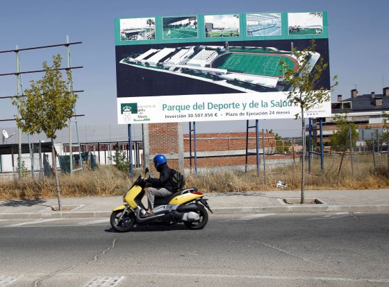 Los carteles aún recuerdan el proyecto, la inversión y el plazo de la obra.