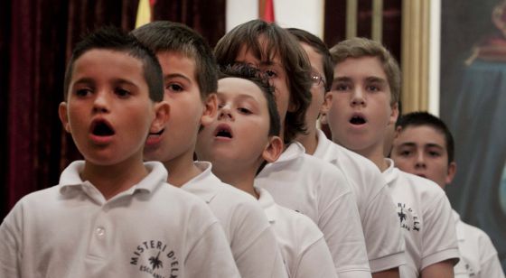 Niños cantores del Misteri d'Elx durante el ensayo.
