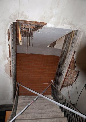 Escalera interior clausurada por su mal estado Escalera interior clausurada por su mal estado