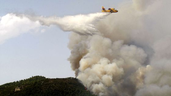 Un avión suelta agua sobre el incendio de Torremanzanas.