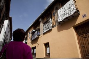 Una vecina observa un cartel de protesta en el Albaicín.