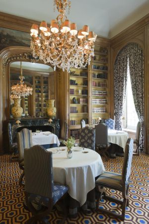Biblioteca del hotel Santo Mauro convertida en restaurante.