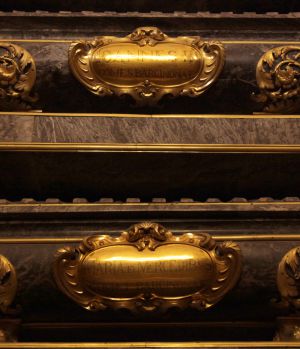 Las inscripciones Ioannes II y Maria de Mercedibus figuran ya en las últimas tumbas de la cripta.