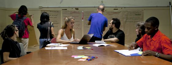 Reunión de los voluntarios que están rediseñando el proyecto.