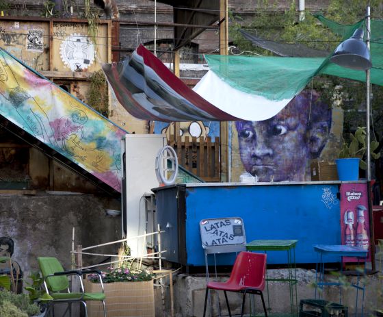 Muebles y grafitis en el patio.