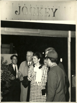 Jacqueline Kennedy sale del restaurante Jockey.