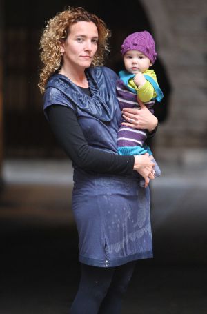 Alicia Martínez y su hija, en Girona.