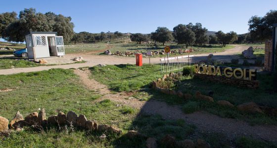 Entrada a la finca de Los Merinos, a 12 kilómetros de Ronda. / JULIÁN ROJAS Entrada a la finca de Los Merinos, a 12 kilómetros de Ronda. / JULIÁN ROJAS