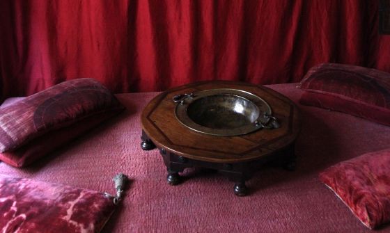 Brasero en una sala de la casa museo.