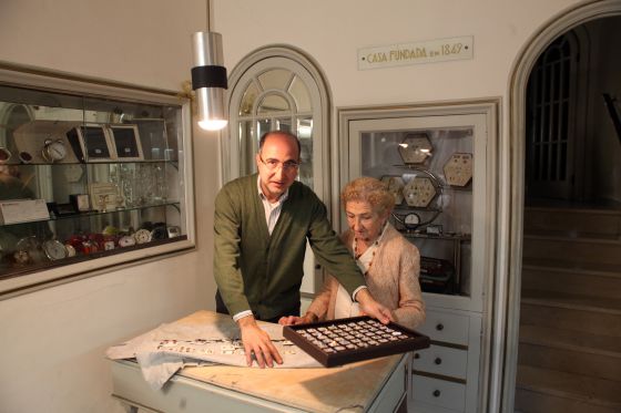 Maria Freixes y su hijo, Josep Sisquellas, son los propietarios de la joyería Ferrater, en Reus.