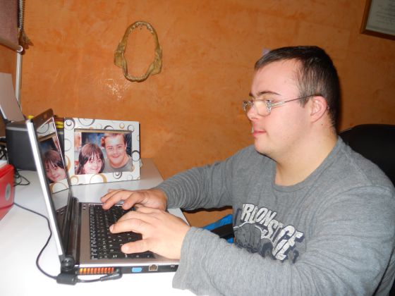 Gerard, de 20 años, trastea con su ordenador.