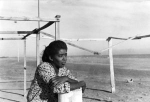 Gloria Stewart fotografiada per Oriol Maspons a la platja de la Barceloneta
