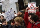 Los alumnos del colegio Luis Vives salen a la calle para exigir seguridad