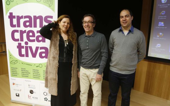Alfonso Unceta (centro), entre Carlos Cerqueira y Anne Gombault en la conferencia de Transcreativa en San Sebasti&aacute;n. 