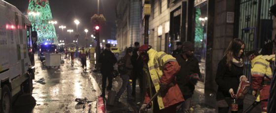 Efectivos del Selur limpian la zona de Sol tras las campanadas.
