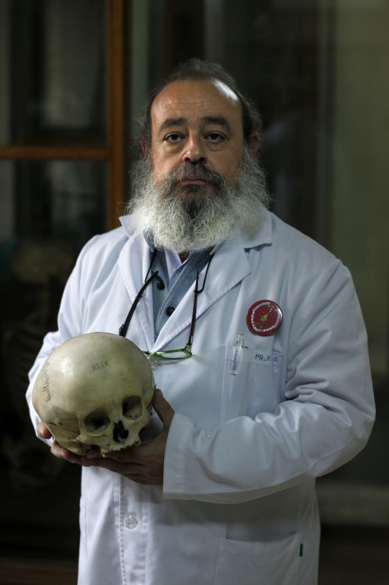 Fermín Viejo con uno de los 2.000 cráneos del museo.
