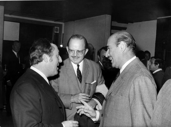 René Metras amb Joan i Miquel Gaspar a l'exposició de Millares (1966).