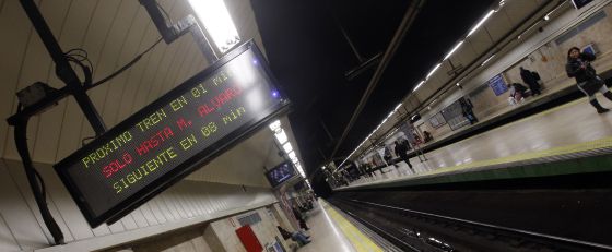 Un cartel anuncia el tiempo de espera para el siguiente tren.
