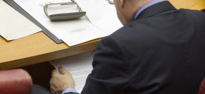 Rafael Blasco lee en su escaño el supuesto informe confidencial