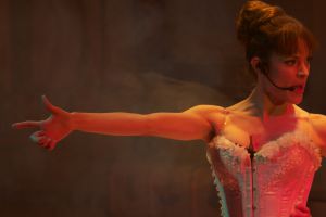 La actriz Maggie Civantos en el papel de la bailarina rusa Irina.