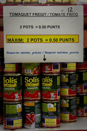 Los carteles del ‘súper’ indican el máximo de producto por familia.