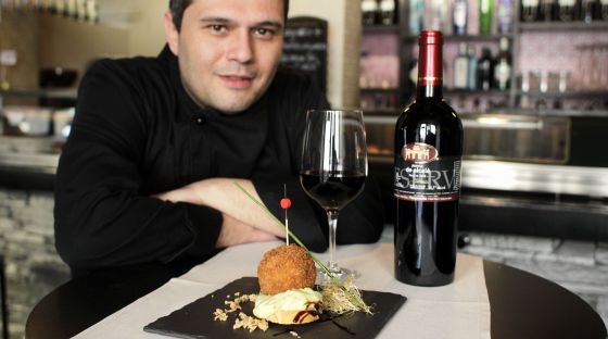 En el restaurante La Vega del Arte podrá degustarse el vino Puerta de Alcalá y una bola de arroz bomba con secreto ibérico.