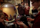 Tres generaciones en la Ofrena peinadas por las manos de Pepi