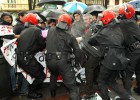 Una protesta antes de la asamblea de BBK termina en incidentes