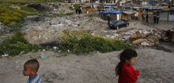 Restos de infraviviendas derribadas en 'El Gallinero'.