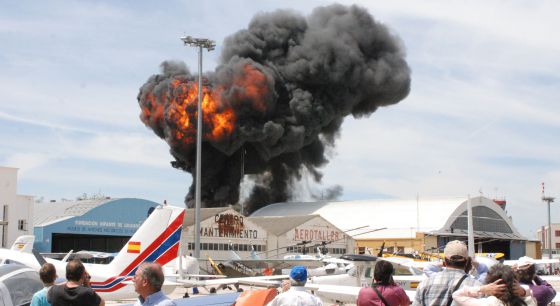 Explosión tras el choque de la aeronave.