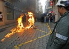 El naval ferrolano planta fuego ante la sede local de los populares
