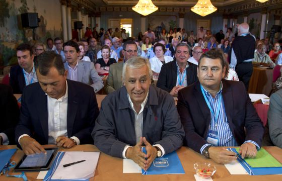 José Luis Sanz, a la izquierda, Javier Arenas y Antonio Sanz, en el acto de ayer del PP en Cádiz.