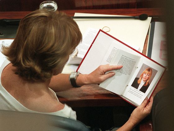 Esperanza Aguirre consulta en el libro de diputados de la Asamblea de Madrid la ficha de María Teresa Sáez, el 10 de junio de 2003.