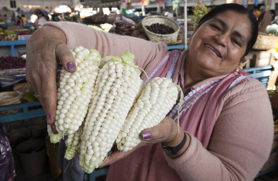 Vendedora de choclos en el mercado de Cuenca.